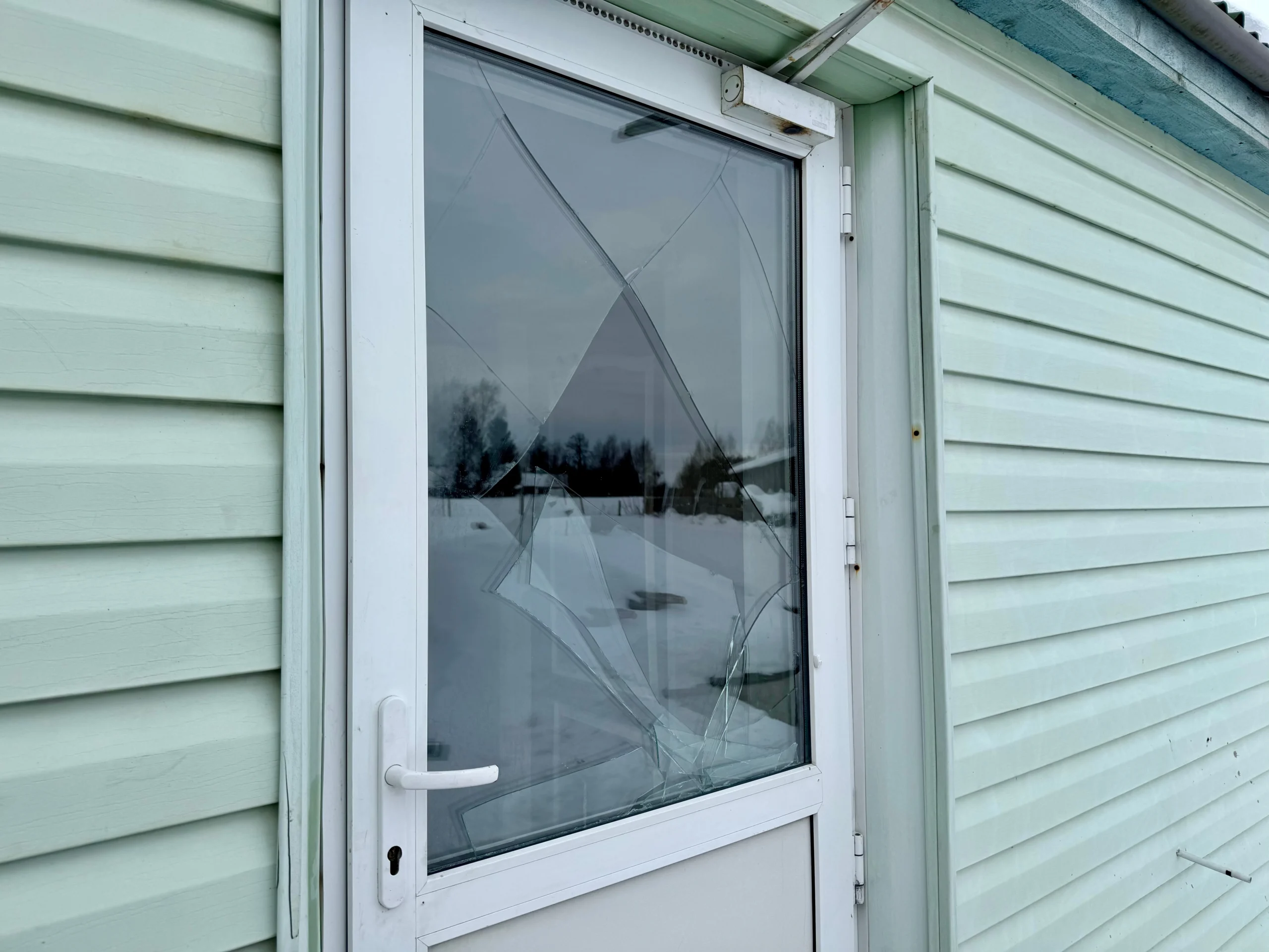Can Window Cleaning Worsen Cracks And Chips? can window cleaning worsen window cracks and chips?